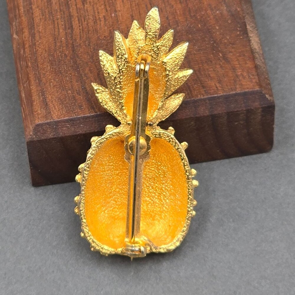VTG Gold Tone Pineapple Brooch Pin 2" Textured Details Success Hospitality - Picture 3 of 5